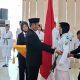 Bupati Sukamara H. Masduki mengukuhkan anggota Paskibraka 2025 di Aula Kantor Bupati Sukamara, Jumat (15/8/2025).