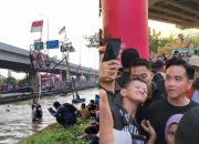 Gibran Nonton Lomba Panjat Pinang di Kalimalang, Bagikan Hadiah