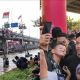 Wakil Presiden Gibran Rakabuming Raka menyaksikan lomba panjat pinang di Kalimalang, Jakarta Timur, sambil membagikan hadiah dan menyapa warga.