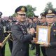 Kapolres Banjar AKBP Dr. Fadli menyerahkan penghargaan kepada personel berprestasi saat upacara HUT ke-80 RI di Mapolres Banjar.