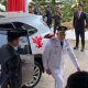 Bupati Tanah Bumbu Andi Rudi Latif turun dari mobil Zenik merah putih saat menghadiri upacara HUT RI ke-80 di Halaman Kantor Bupati, Minggu (17/8/2025).