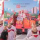Direktur Utama Pertamina Patra Niaga, Mars Ega Legowo Putra, bersama pelanggan dan veteran merayakan HUT RI ke-80 di SPBU Fatmawati, Jakarta Selatan.