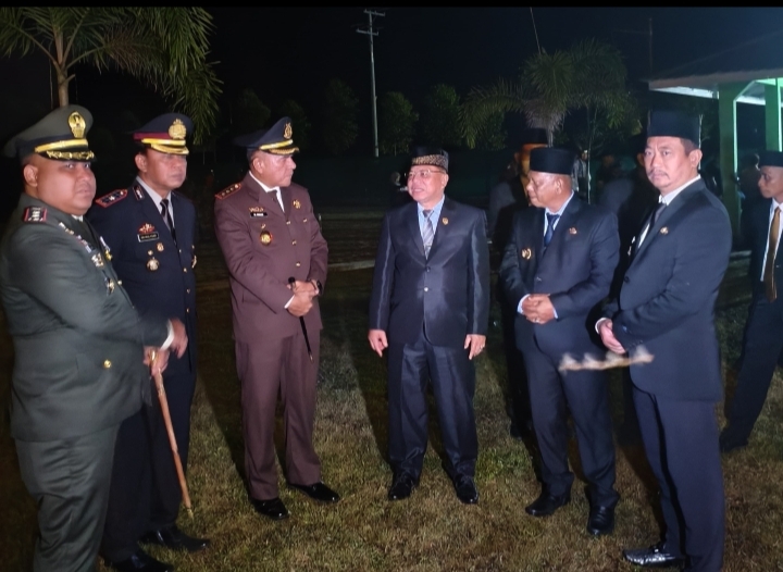 Kajari Sukamara H. Muhammad Irwan memimpin renungan suci HUT ke-80 RI di Taman Makam Pahlawan Bumi Loka Sukamara, Sabtu (16/8/2025) malam.