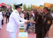 Bupati Tanah Bumbu Serahkan Bantuan dan Penghargaan pada HUT ke-80 RI