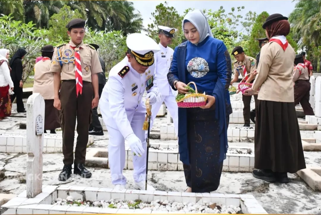 Komandan Lanal Kotabaru Letkol Laut (P) M. Harun AL Rasyid menyebut ziarah nasional sebagai penghormatan kepada pahlawan, di TMP Wadah Batuah, Kotabaru, Minggu (17/8/2025).