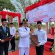 Bupati Sukamara H. Masduki dan Kalapas Kelas III Sukamara Fajar Nurcahyono Assyifa menyerahkan remisi secara simbolis kepada perwakilan narapidana pada peringatan HUT ke-80 RI, Minggu (17/8/2025).
