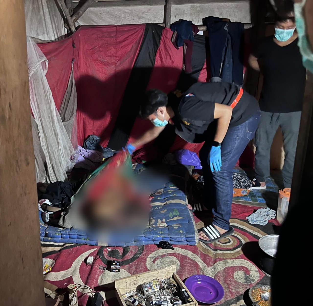 Petugas Satreskrim Polres Tabalong melakukan olah TKP penemuan mayat di pondok kebun, Kecamatan Murung Pudak, Senin (18/8/2025).