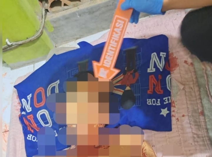 Polisi melakukan olah tempat kejadian perkara (TKP) di Pondok Pesantren Al-Hikmah, Desa Matang Ginalon, Kecamatan Pandawan, Kabupaten Hulu Sungai Tengah, usai peristiwa dugaan pembunuhan santri