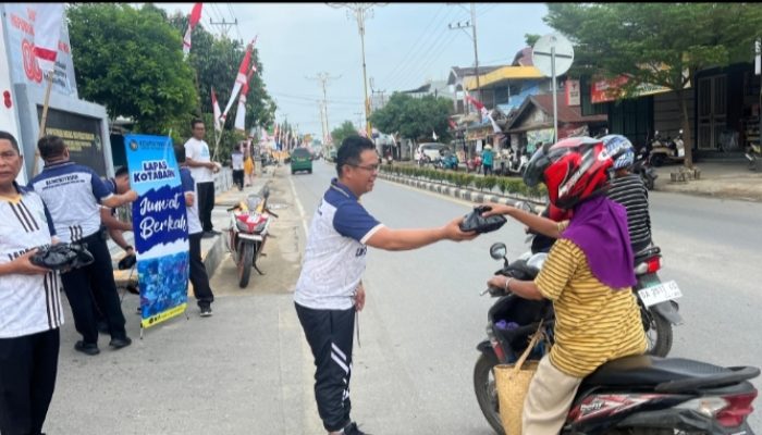 Lapas Kotabaru Gelar Jumat Berkah, Bagikan Makanan ke Warga