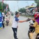 Petugas Lapas Kotabaru membagikan makanan siap saji kepada warga dalam kegiatan Jumat Berkah, Jumat (22/8/2025).