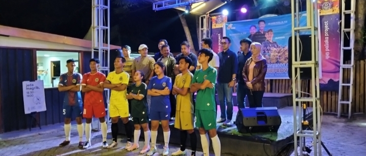 Ketua Askab PSSI Tanah Bumbu, H.M. Syaripuddin SE (Bang Dhin), bersama Ketua KONI Adi Haidir Putra saat launching jersey Tim Perprov di Pantai Pagatan.