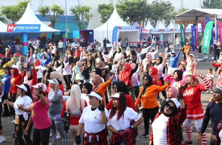 Ribuan pengunjung memadati MyPertamina Pasar Rakyat 2025 di Tangcity Mall, Tangerang. Acara ini menghadirkan bazaar UMKM, cooking competition, hiburan musik, dan promo menarik