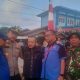 Kapolsek Satui AKP Hardaya merangkul perwakilan buruh TKBM dalam aksi demo di halaman KSOP Satui, Tanah Bumbu, Senin (25/8/2025).
