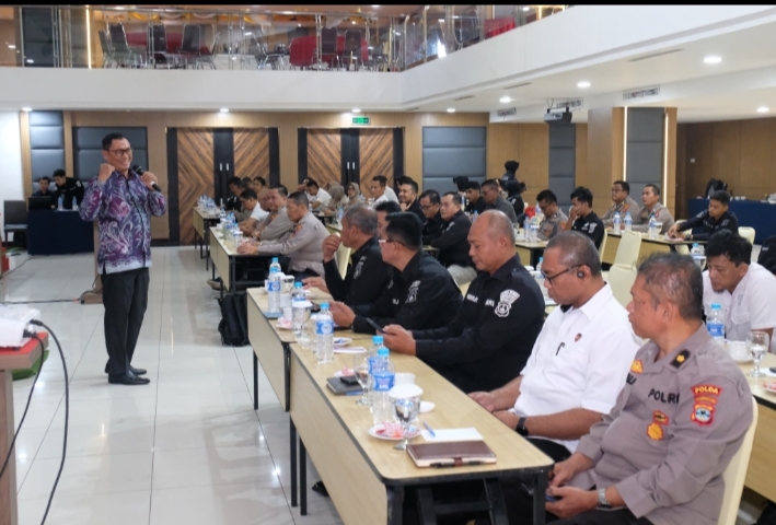 Suasana Rapat Kerja Teknis (Rakernis) Humas Polda Kalsel Tahun 2025 di Ulin Ballroom Hotel Royal Jelita, Banjarmasin, Rabu (27/8/2025), menampilkan personel berbagi pengalaman dan menyusun strategi komunikasi publik