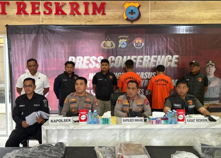Polisi menunjukkan barang bukti hasil pencurian yang berhasil diamankan dari kedua tersangka di wilayah Kecamatan Gambut, Kabupaten Banjar.