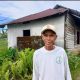 Kepala Desa Pagatan Besar Hamrano bersama warga penerima bantuan saat meninjau rumah tidak layak huni yang masuk program bedah rumah dari Anggota DPR RI Endang Agustina, Jumat (29/8/2025).