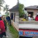 Mariyana Wakil Bendahara IPA Pusat, menyerahkan bantuan material untuk perbaikan rumah Aluh Saniah di Desa Pagatan Besar, Tanah Laut, Jumat (29/8/2025).