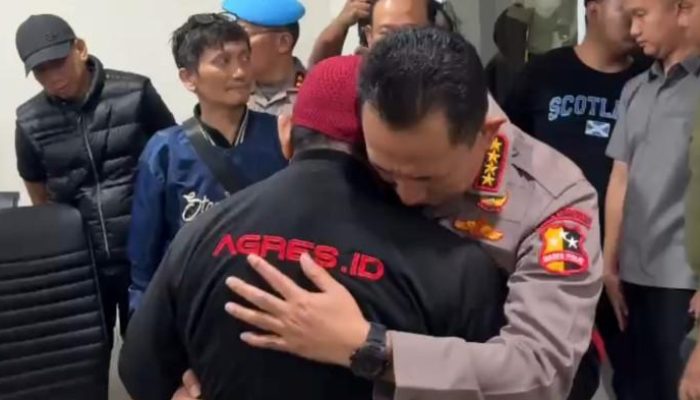 Kapolri Peluk Ayah Driver Ojol Korban Rantis