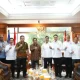 Menteri Dalam Negeri (Mendagri) Muhammad Tito Karnavian menerima kunjungan kerja Ketua Umum (Ketum) Kamar Dagang dan Industri (Kadin) Indonesia Anindya Bakrie di Kantor Kemendagri, Jakarta.