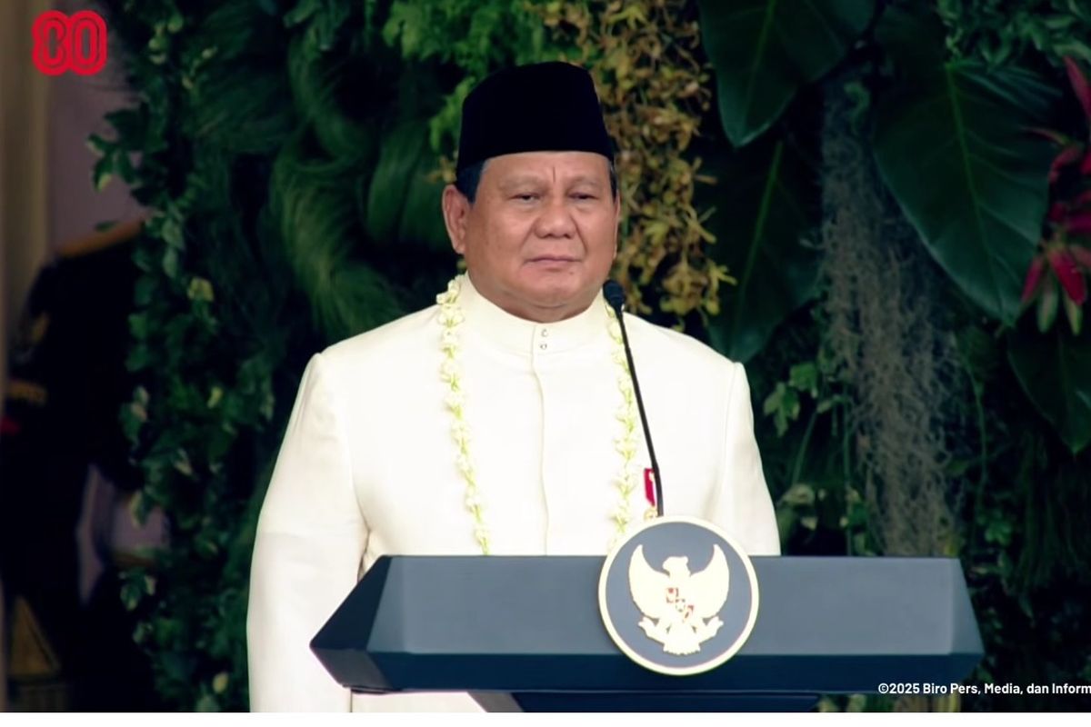 Presiden Prabowo Subianto memasuki halaman Istana Merdeka untuk memimpin upacara detik-detik proklamasi dan pengibaran bendera Merah Putih, 17 Agustus 2025.