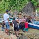 Warga bersama tim gabungan mengevakuasi jenazah A. Baharuddin dari kapal nelayan ke daratan di pesisir Pulau Sembilan, Kotabaru, usai ditemukan meninggal dunia di perairan Marabutan, Jumat (1/8/2025). (Humas Polres Kotabaru)