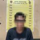 Petugas Polsek Alalak mengamankan H (43) seorang pria yang diduga terlibat dalam kasus penyalahgunaan narkotika, Sabtu (2/8/2025). {Foto : humaspolresbatola)