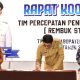 Bupati Tanah Bumbu, Andi Rudi Latif, menandatangani perjanjian kerja sama Program GENTING untuk percepatan penurunan stunting, disaksikan pejabat daerah dan Ketua Yayasan Rumah Pena BerAksi, Senin (4/8/2025) di Hotel Ebony Batulicin.