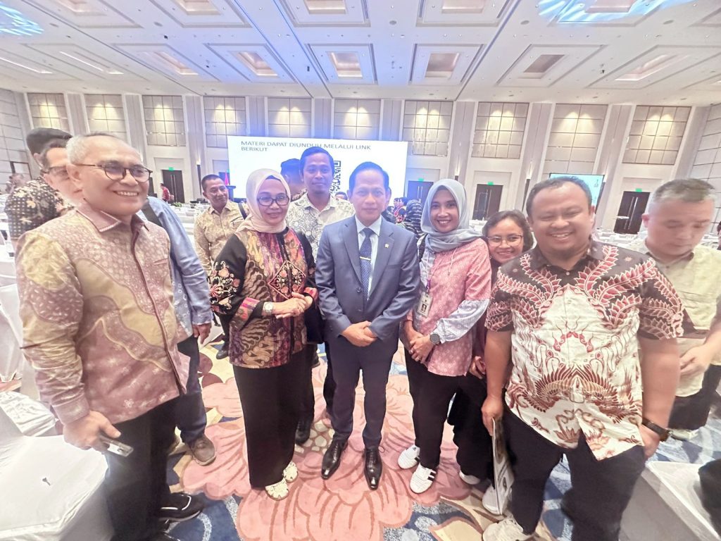 Kepala DLH Tanah Bumbu Rahmat Prapto Udoyo bersama Menteri Lingkungan Hidup/Kepala BPLH Hanif Faisol Nurofiq dan peserta rapat Adipura 2025 di Jakarta, Senin (4/8/2025).