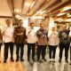 Bupati Tanah Bumbu Andi Rudi Latif bersama Sekretaris Direktorat Jenderal Perhubungan Darat Ahmad Yani dan jajaran usai membahas pengadaan fasilitas keselamatan jalan di wilayah Tanah Bumbu, Banjarmasin, Kamis (7/8/2025)
