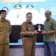 Asisten Bidang Perekonomian dan Pembangunan Tanah Bumbu, Eryanto Rais, didampingi Kepala Diskominfo SP Al Husain Mardani, menyerahkan cenderamata kepada perwakilan Kompas.com usai membuka Aksi Pelatihan Jurnalistik di Batulicin.