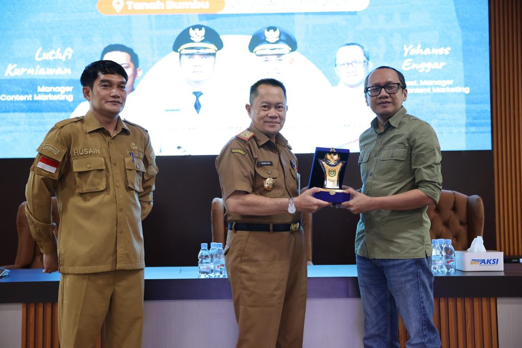 Asisten Bidang Perekonomian dan Pembangunan Tanah Bumbu, Eryanto Rais, didampingi Kepala Diskominfo SP Al Husain Mardani, menyerahkan cenderamata kepada perwakilan Kompas.com usai membuka Aksi Pelatihan Jurnalistik di Batulicin.
