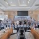 Wakil Ketua DPRD Kalsel H. Kartoyo bersama jajaran anggota DPRD berfoto bersama Tenaga Kesehatan Teladan 2025 di Gedung DPRD Kalsel, Banjarmasin.