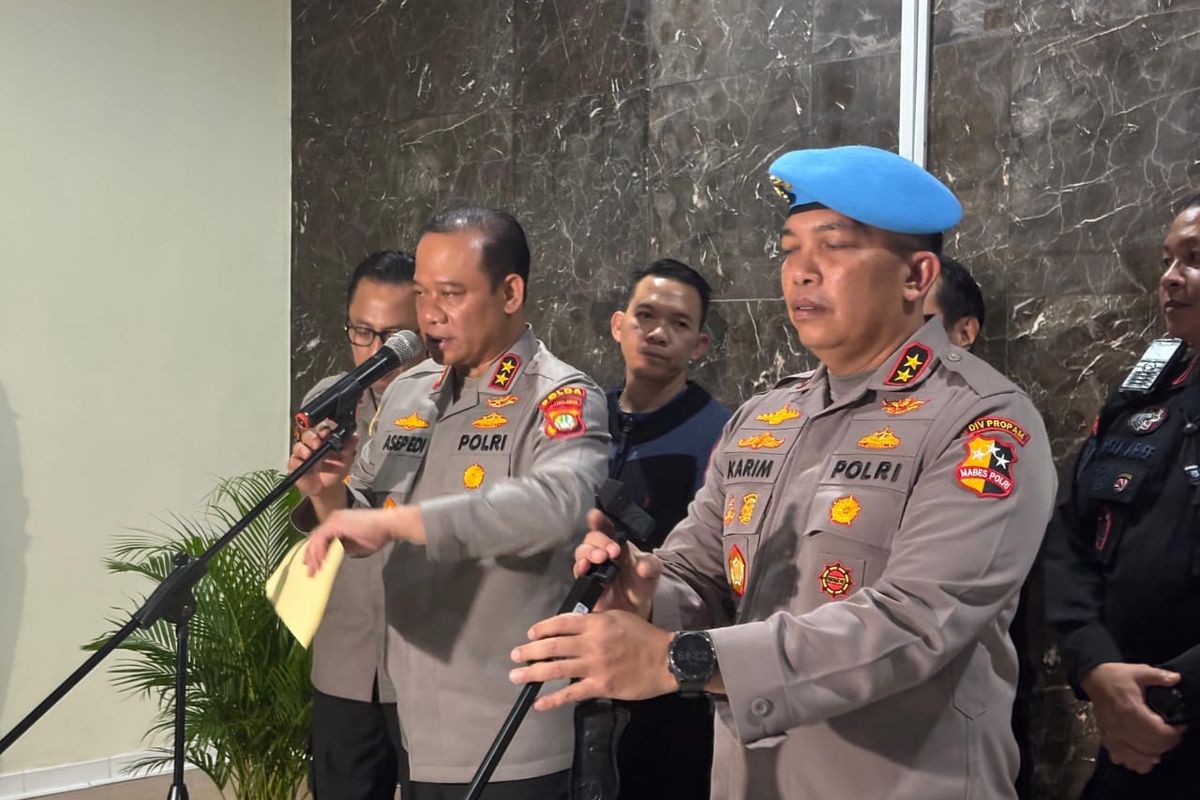 Kapolda Metro Jaya Irjen Asep Edi Suheri bersama Kadiv Propam Polri Irjen Pol Abdul Karim memberikan keterangan pers terkait insiden rantis Brimob yang menabrak warga di Jakarta, Kamis (28/8/2025).