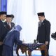 Yulian Herawati menandatangani berita acara usai resmi dilantik sebagai Sekretaris Daerah Tanah Bumbu di Pendopo Kantor Bupati, Jumat (22/8/2025).