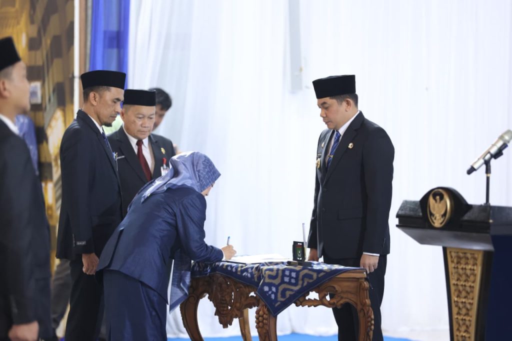 Yulian Herawati menandatangani berita acara usai resmi dilantik sebagai Sekretaris Daerah Tanah Bumbu di Pendopo Kantor Bupati, Jumat (22/8/2025).