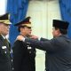 Presiden Prabowo Subianto memasangkan tanda pangkat jenderal kehormatan kepada Letjen TNI (Purn) Djamari Chaniago dan Komjen Pol (Purn) Ahmad Dofiri di Istana Merdeka, Jakarta, Rabu (17/9/2025).