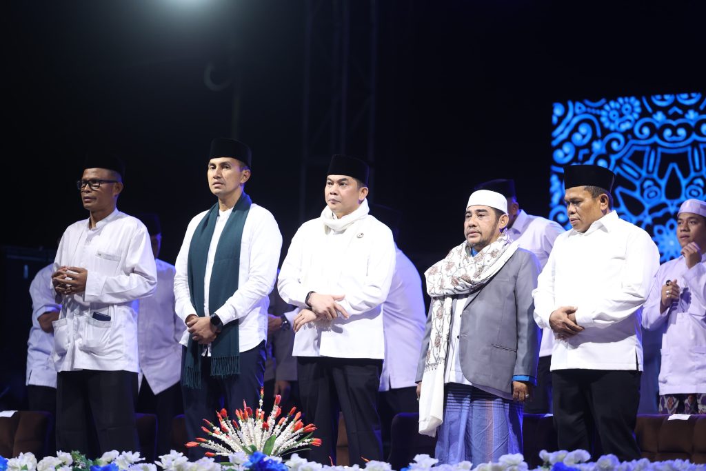 Bupati Tanah Bumbu Andi Rudi Latif bersama Habib Alwi Assegaf dalam Aksi Sinergitas Merah Putih dan peringatan Maulid Nabi di Batulicin, Jumat (12/9/2025).