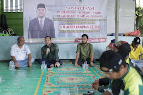 Wakil Ketua DPRD Kalsel H. M. Alpiya Rahman saat sosialisasi Perda Pendidikan di Kecamatan Satui, Tanah Bumbu. Ia mendorong pendirian SLB bagi anak berkebutuhan khusus.