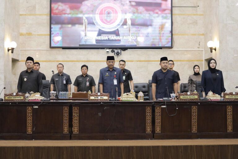 Ketua DPRD Kalsel Supian HK memimpin Rapat Paripurna didampingi Wakil Gubernur Hasnuryadi Sulaiman di Gedung DPRD Kalsel, Kamis (11/9/2025).