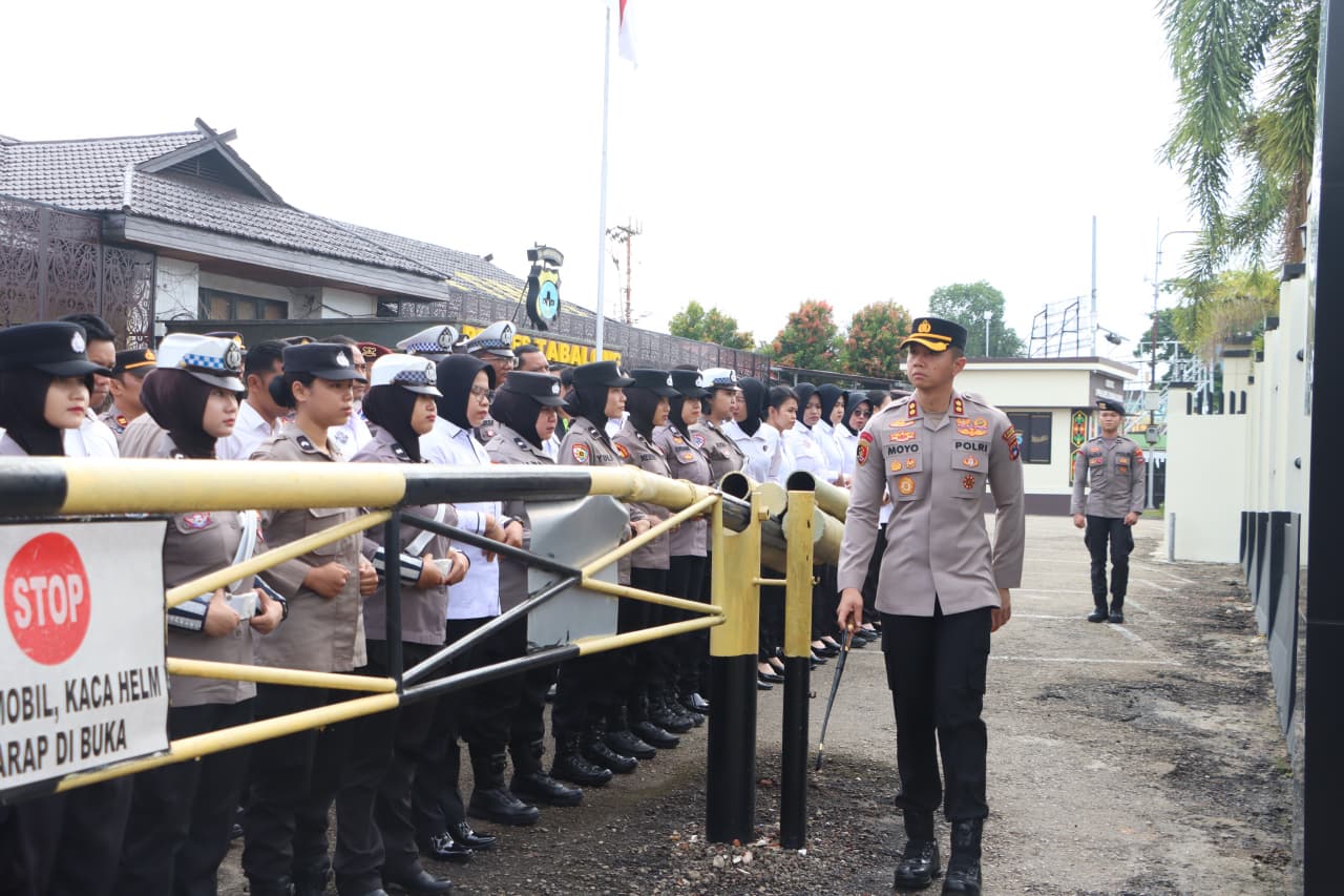 Kapolres Tabalong, AKBP Wahyu Ismoyo J., S.I.K., M.H., M.Tr.Opsla, mengecek kesiapan dan simulasi Sistem Pengamanan Markas (Sispam Mako) di halaman Mako Polres Tabalong, Senin (1/9/2025).