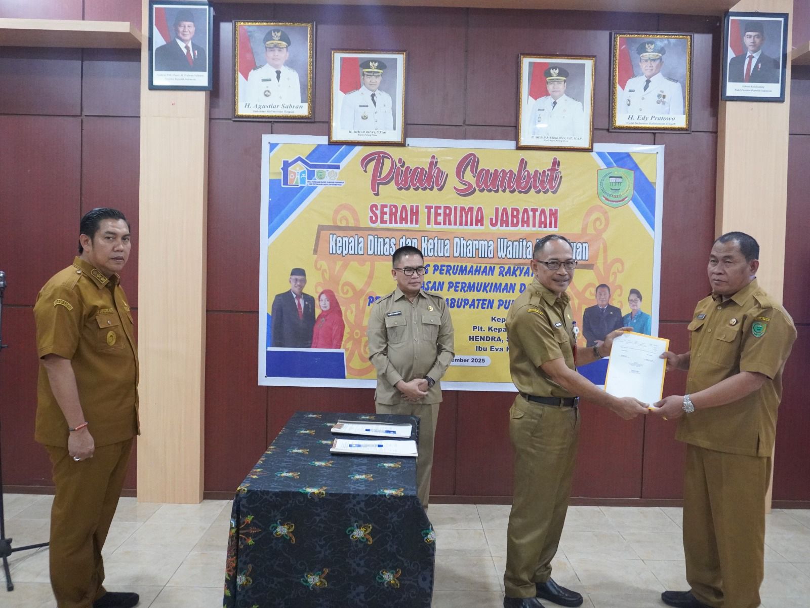 Wakil Bupati Pulang Pisau Ahmad Jayadikarta menyaksikan Sertijab Kadis Perkimtan dari H. Harigatin kepada Hendra di Aula Dinas Perkimtan.