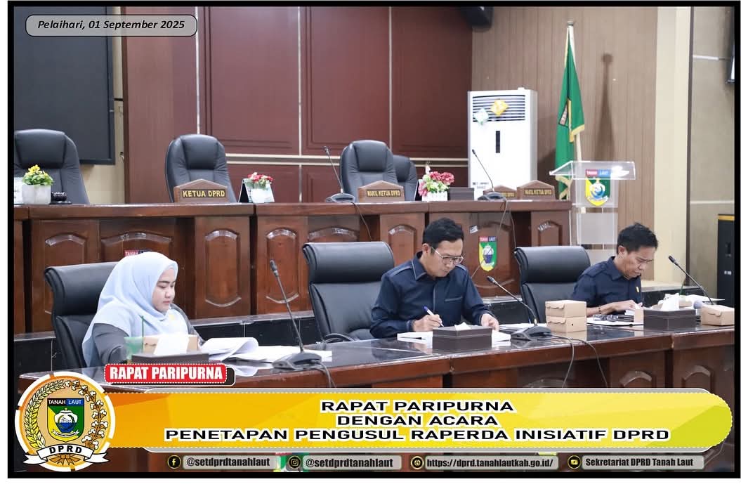Ketua DPRD Tanah Laut Khairil Anwar memimpin Rapat Paripurna penetapan pengusul Raperda inisiatif DPRD, Senin (1/9/2025).