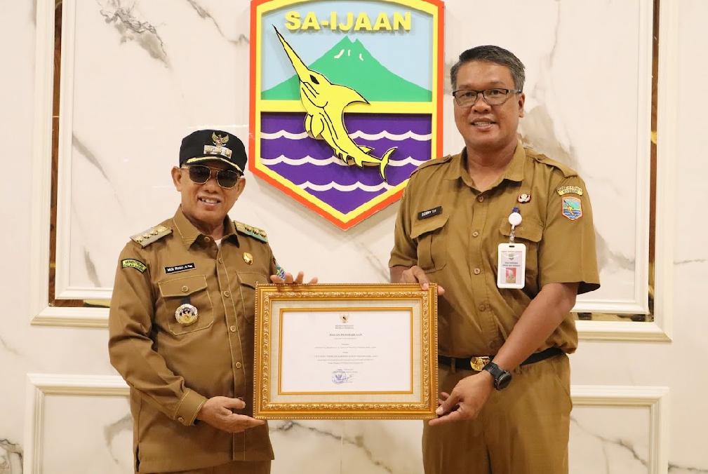Bupati Kotabaru Muhammad Rusli menerima Piagam Penghargaan Nasional Festival Budaya Saijaan 2025 dari Disparpora di ruang kerjanya, Senin (1/9/2025).