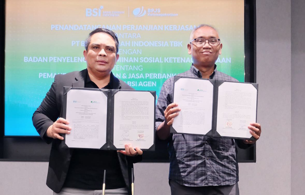 Direktur BSI dan Direktur Kepesertaan BPJS Ketenagakerjaan menandatangani kerja sama pemanfaatan layanan BSI Agen di Jakarta, Selasa (2/9/2025).