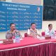 Petugas Ditreskrimsus Polda Kalsel memperlihatkan barang bukti pupuk bersubsidi yang diamankan dari sebuah truk di Kabupaten Tanah Laut.