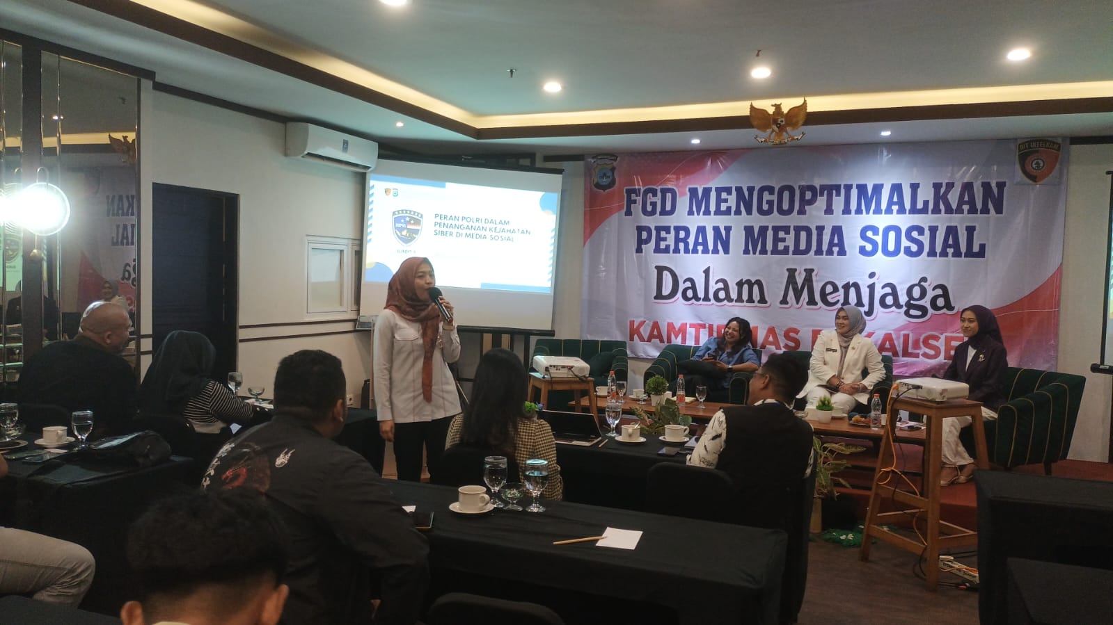Polda Kalsel menggelar FGD bersama influencer dan penggiat media sosial untuk memperkuat literasi digital dan mencegah kejahatan siber.
