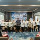 Sekda Kotabaru Eka Saprudin menyerahkan penghargaan kepada SKPD berprestasi pada kegiatan pembinaan akuntansi dan launching aplikasi Rekreasi di Banjarmasin.