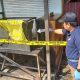 Ket Foto : Petugas kepolisian saat mengidentifikasi lokasi warung fried chicken di Kapuas usai dibakar pelaku.