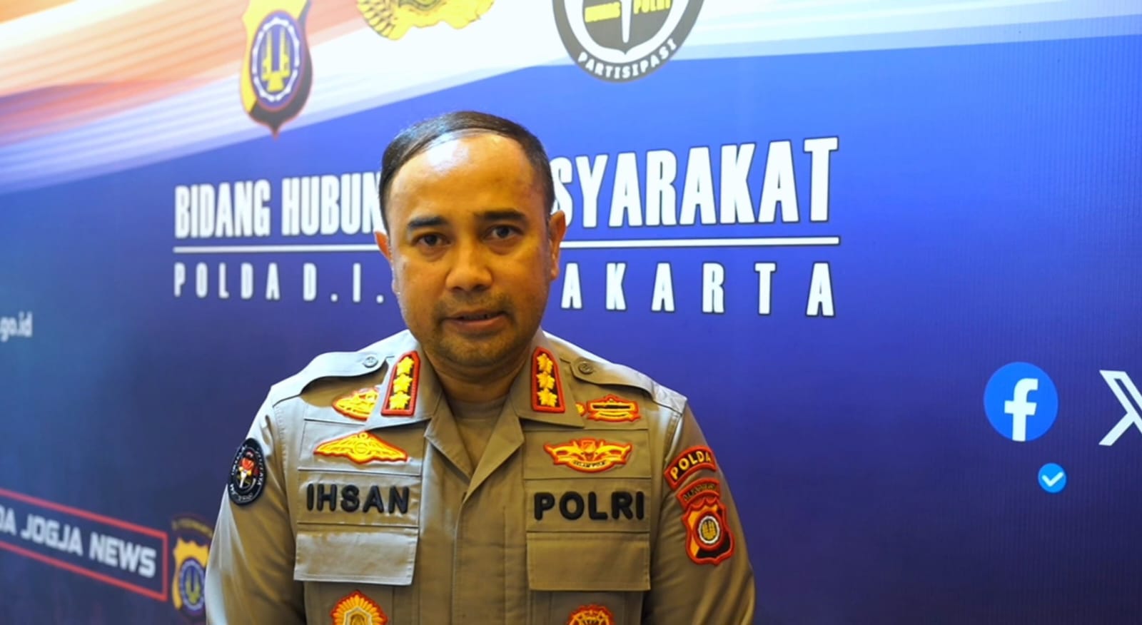 Kombes Pol Ihsan, Kabid Humas Polda DIY, memberikan keterangan pers terkait pelemparan batu dan molotov di lima pos polisi di Yogyakarta, Kamis (4/8/2025).