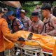 Tim gabungan mengevakuasi kantong jenazah korban helikopter BK117-D3 dari lokasi jatuh menuju posko utama sebelum dibawa ke RS Bhayangkara Banjarmasin. (Foto: Humas Polda Kalsel)